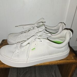 Cariuma White and Green Women's Sneakers